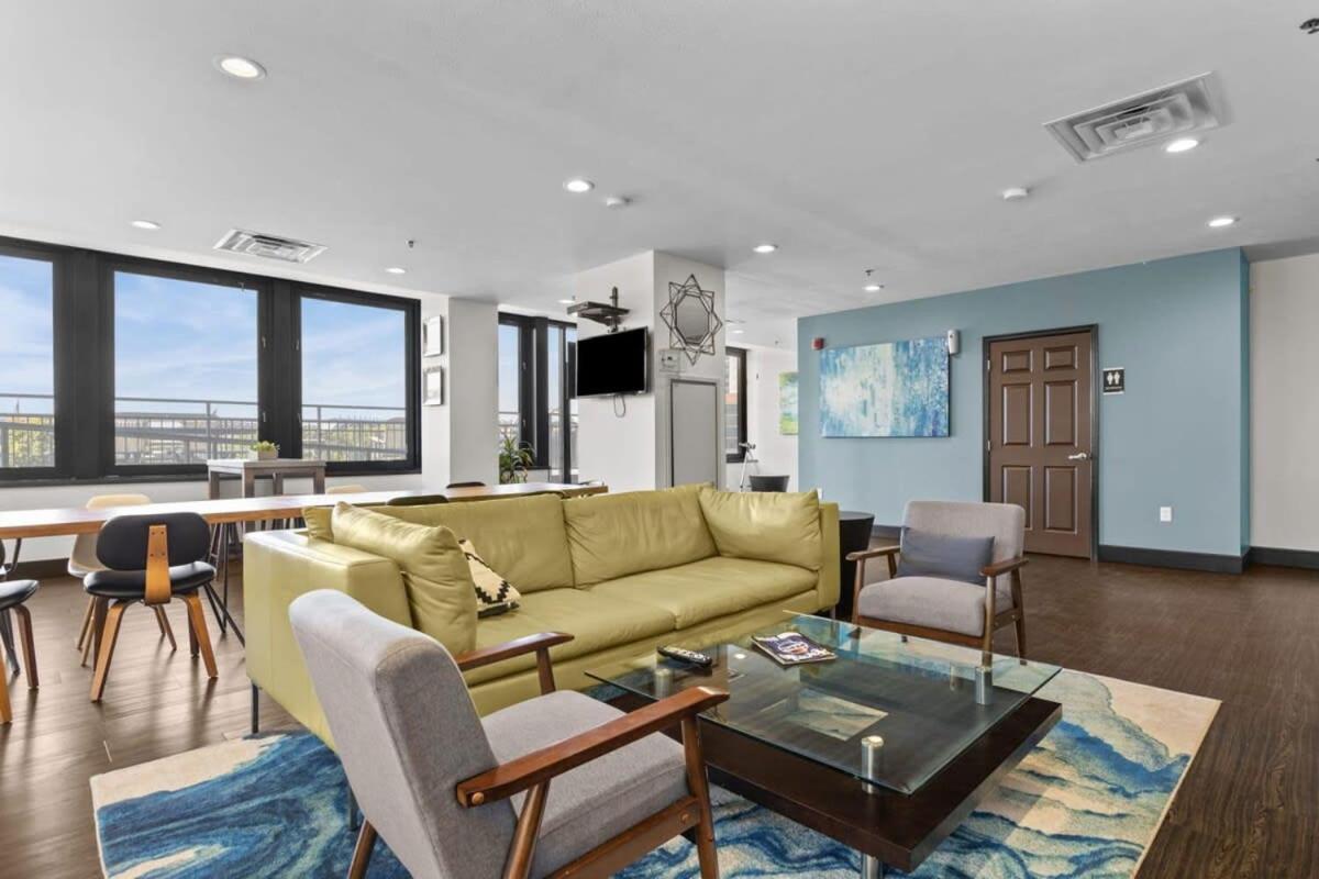 Sleek 2br Downtown Retreat With Gym Apartamento *