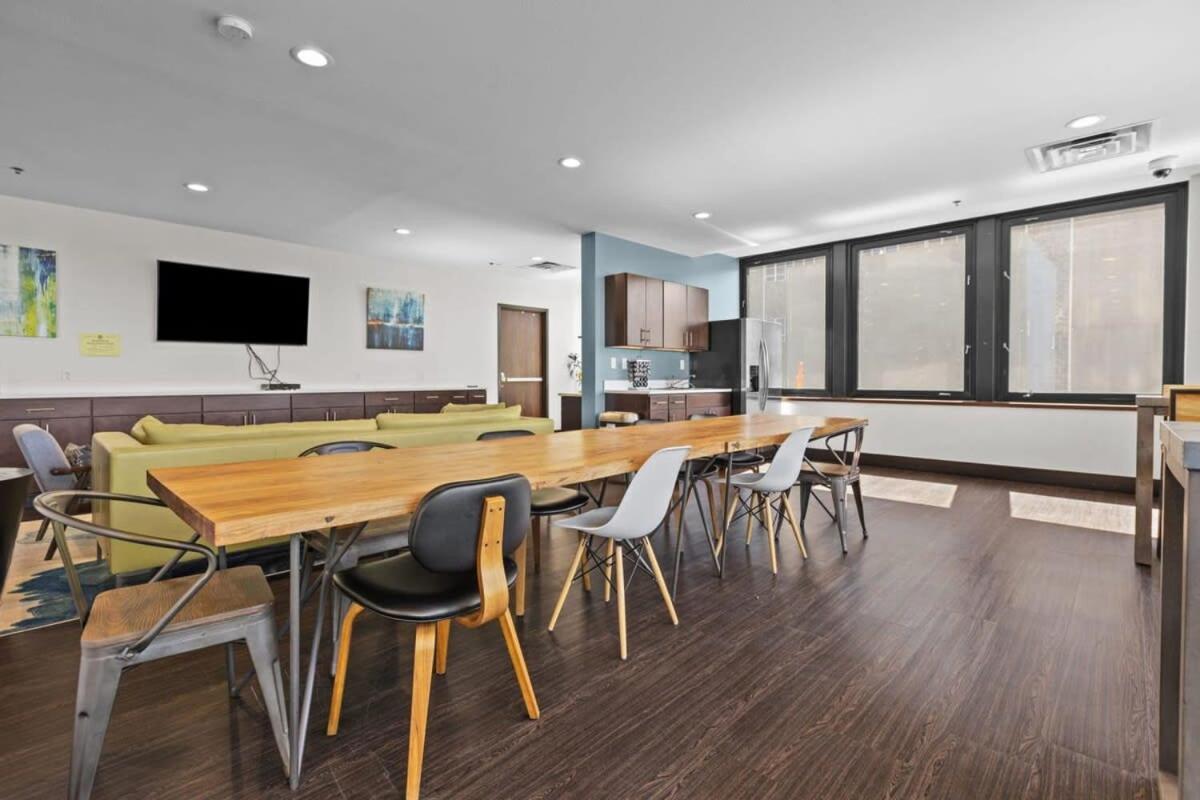 Sleek 2br Downtown Retreat With Gym Apartamento
